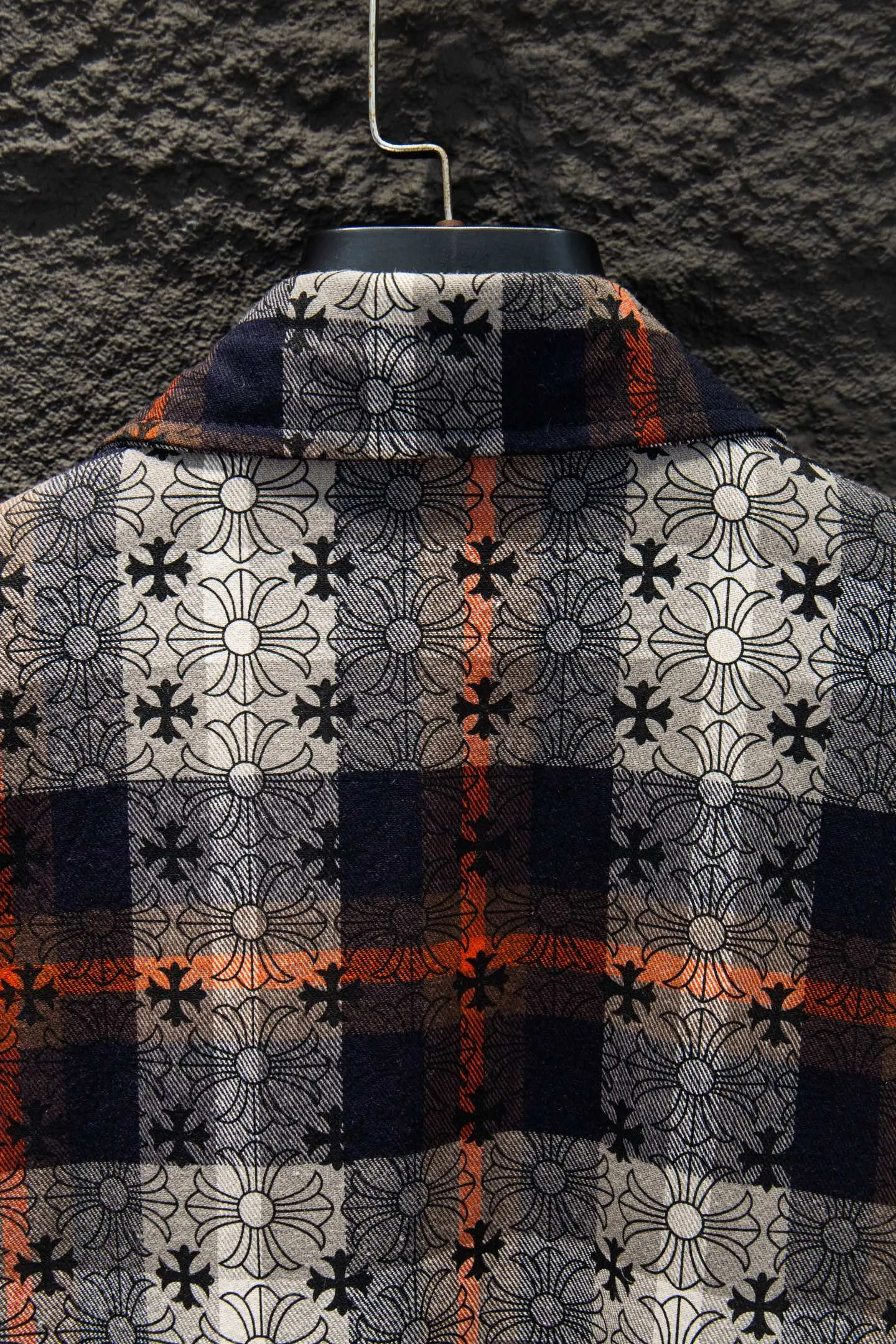 P260 ChromeHearts Chrome Hearts printed cuffs and leather plaid shirt. Customized jacquard fabric, you can wear it in various styles. This genderless shirt is a must-have for nightclubs. It can be worn as a jacket for both men and women. It can be easily worn by both men and women!  The plaid shirt that I have been thinking about has arranged for you to check in with plaid fans! The original loose fit is made of high-quality pure cotton fabrics. The fabric pattern is high-definition and delicate without burrs. It is comfortable and breathable to wear. All the buttons are molded and customized. It is casual and fashionable and can be matched with any bottoms. It can be windproof and sunproof in spring and summer. It can be worn inside or outside in autumn and winter! Easily concave shape makes you look slimmer and taller, perfect for both men and women! Customized main label, accessories, fully washable, whole body wiring, quality control, no heads!  Luxurious dark high street, Hollywood luxury goods, 25SS latest couples leather cross short-sleeved T-shirts, all reflect their own unique style! Made of thick black cotton, goatskin appliqués, hand-sewn custom metal hardware, and silicone varnish printing, multiple materials collide to create a unique texture. It also incorporates ChromeHearts medieval-style Sanskrit fonts and classic horseshoes, creating a unique and charming dark texture under the graceful arcs and all-black shadows, full of artistic sense!  Color: Black Blue Black Size: S M L XL